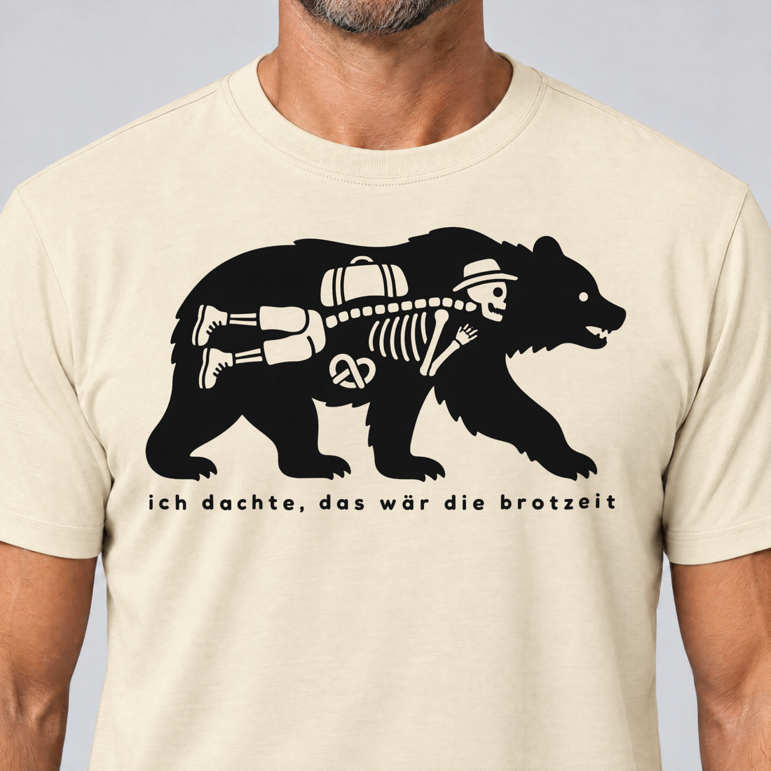 Nahaufnahme des Drucks: Das wär die Brotzeit – T-Shirt Unisex in Natur, von einem Mann getragen