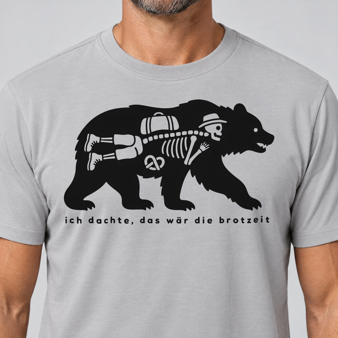 Nahaufnahme des Drucks: Das wär die Brotzeit – T-Shirt Unisex in Hellgrau, von einem Mann getragen