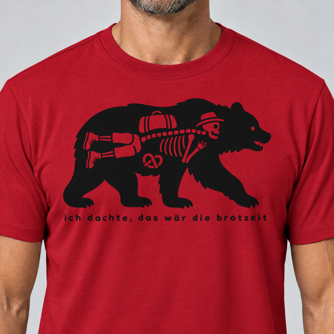 Nahaufnahme des Drucks: Das wär die Brotzeit – T-Shirt Unisex in Rot, von einem Mann getragen