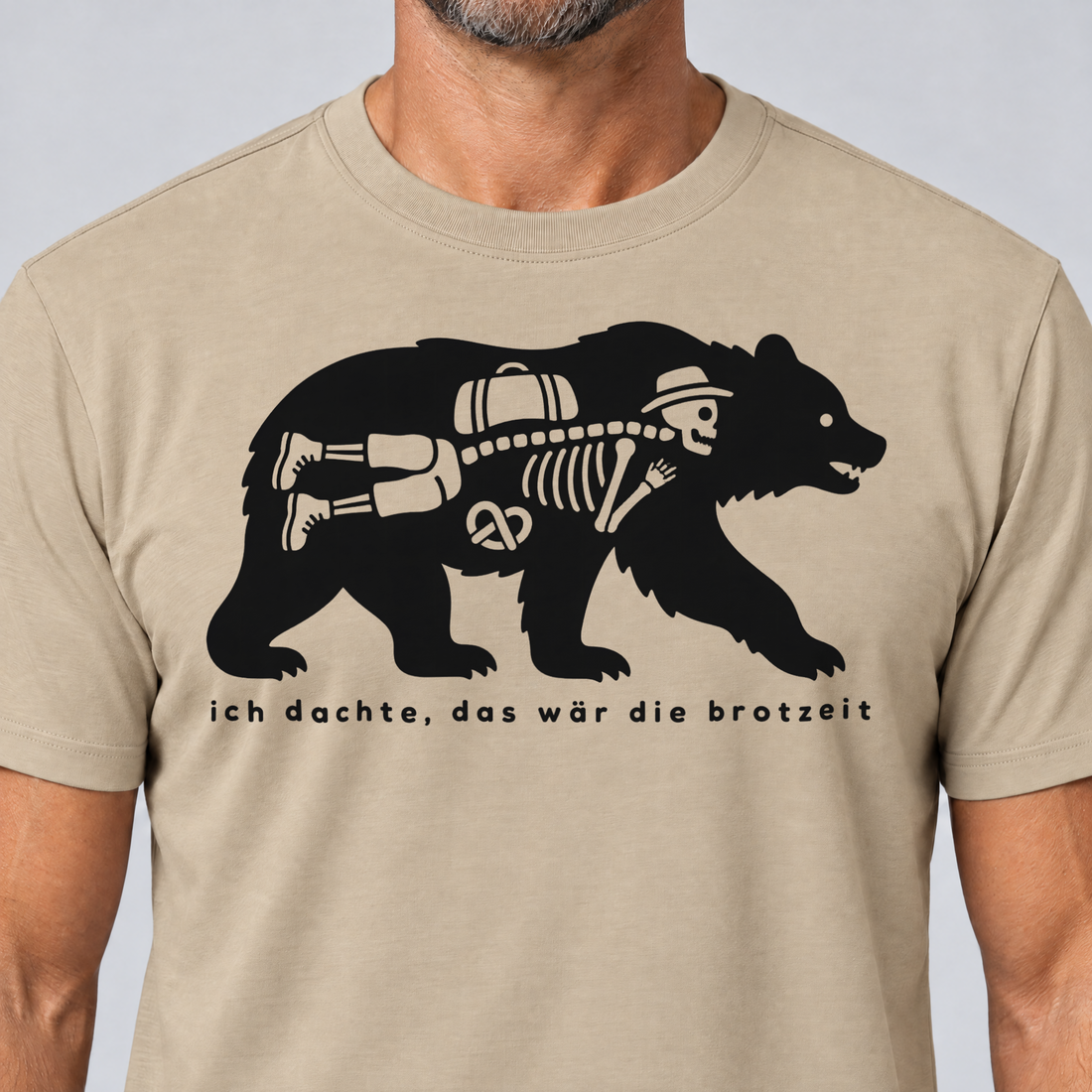 Nahaufnahme des Drucks: Das wär die Brotzeit – T-Shirt Unisex in Sand, von einem Mann getragen