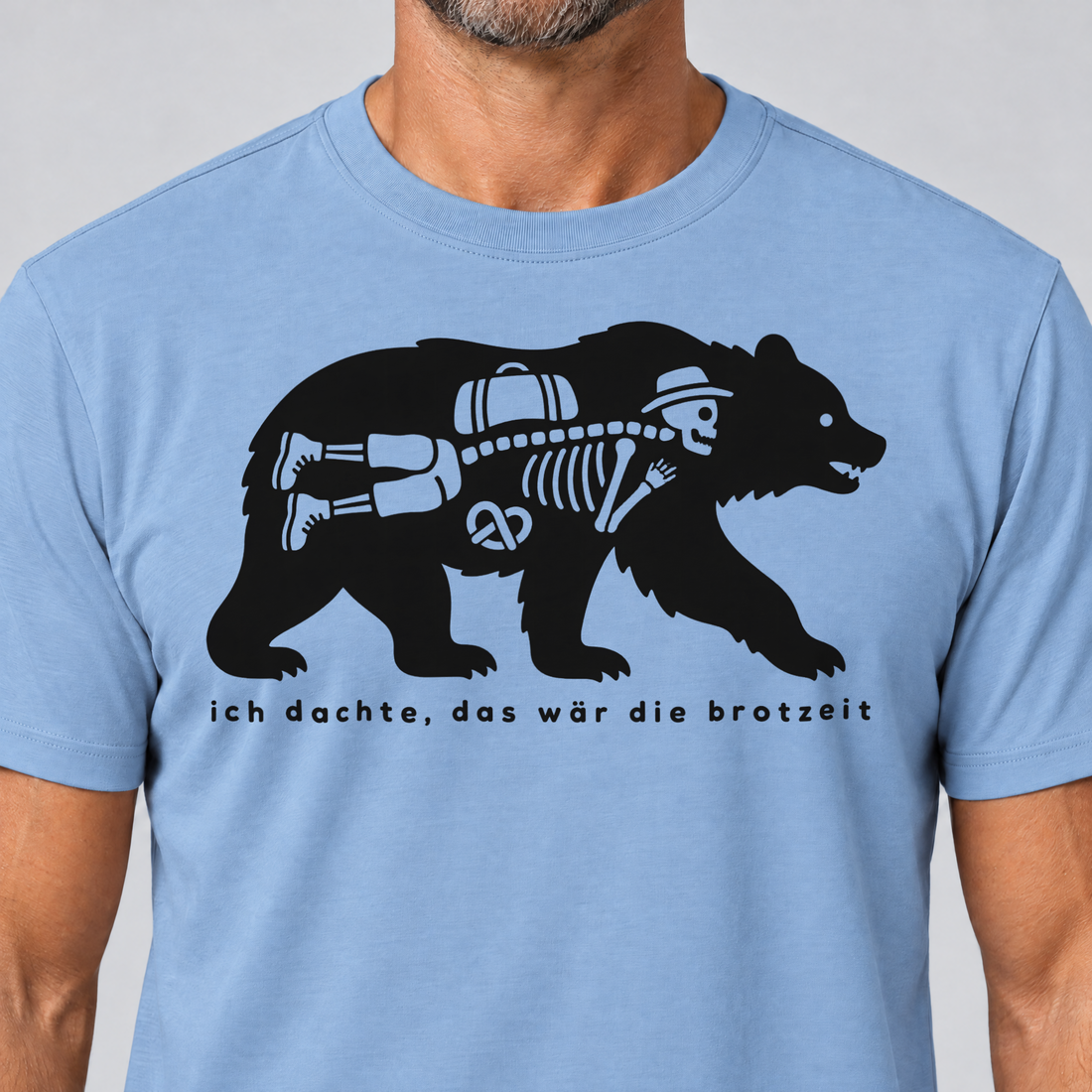 Nahaufnahme des Drucks: Das wär die Brotzeit – T-Shirt Unisex in Himmelblau, von einem Mann getragen