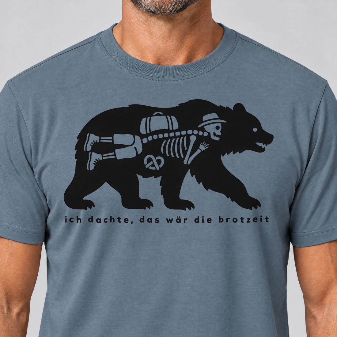 Nahaufnahme des Drucks: Das wär die Brotzeit – T-Shirt Unisex in Steinblau, von einem Mann getragen