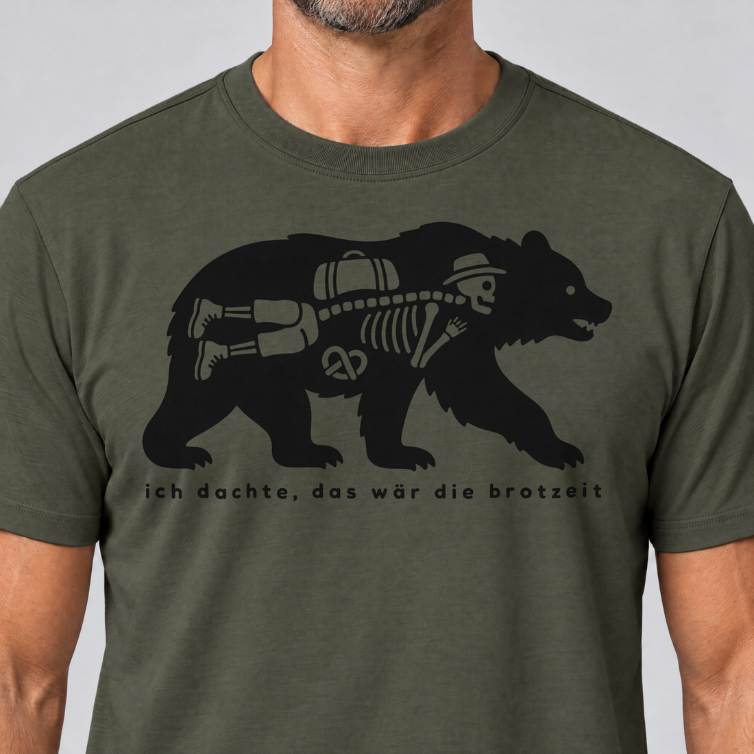Nahaufnahme des Drucks: Das wär die Brotzeit – T-Shirt Unisex in Oliv, von einem Mann getragen
