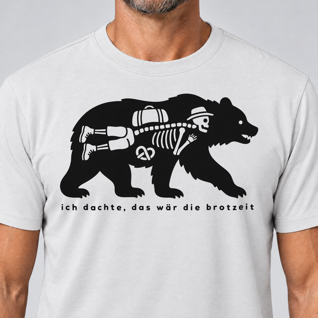Nahaufnahme des Drucks: Das wär die Brotzeit – T-Shirt Unisex in Weiß, von einem Mann getragen