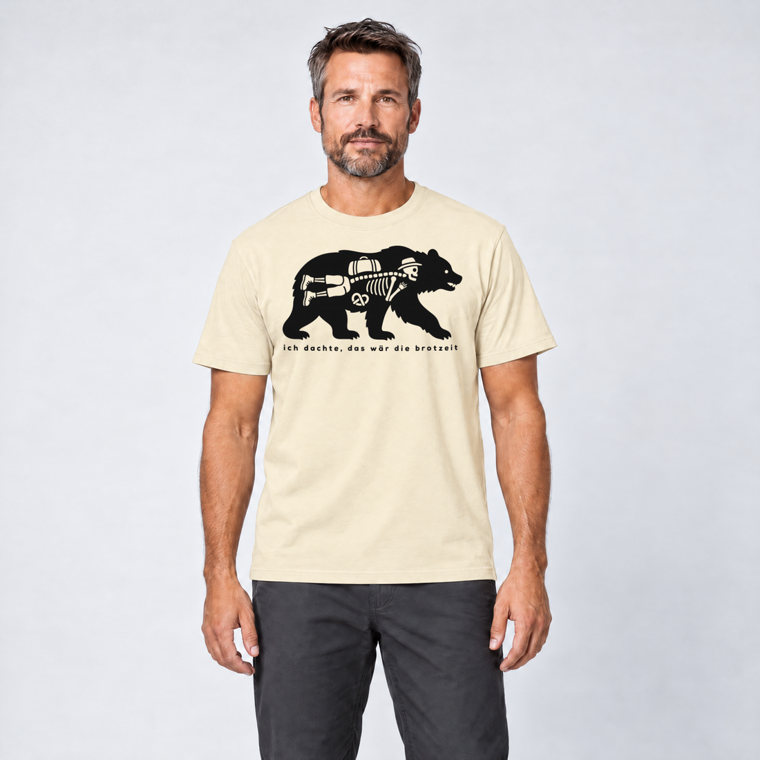 Mann trägt Das wär die Brotzeit – T-Shirt Unisex in Natur, Ansicht von vorn