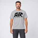 Mann trägt Das wär die Brotzeit – T-Shirt Unisex in Hellgrau, Ansicht von vorn