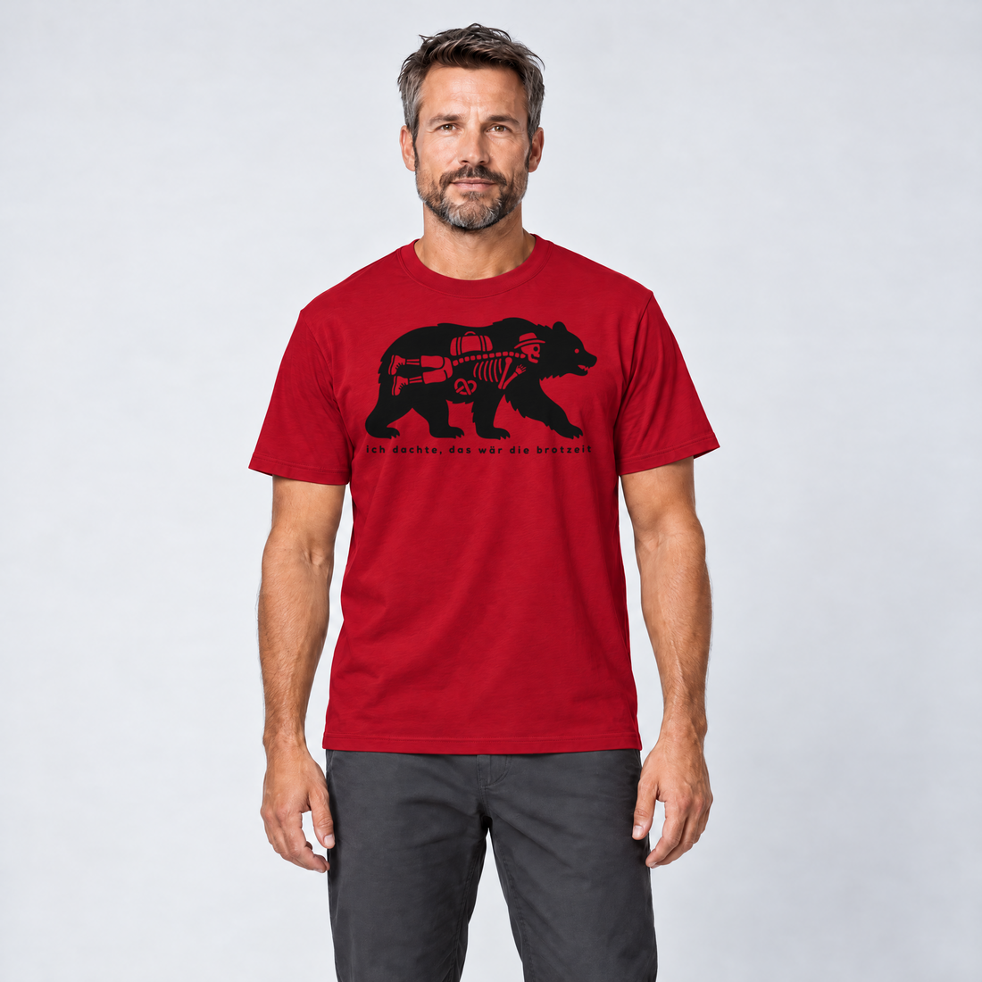 Mann trägt Das wär die Brotzeit – T-Shirt Unisex in Rot, Ansicht von vorn