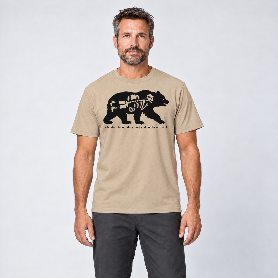 Mann trägt Das wär die Brotzeit – T-Shirt Unisex in Sand, Ansicht von vorn