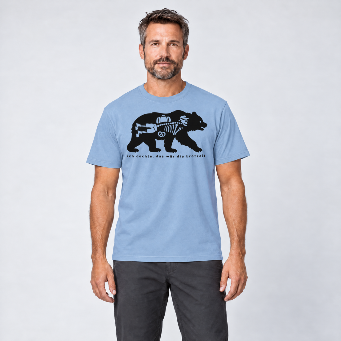 Mann trägt Das wär die Brotzeit – T-Shirt Unisex in Himmelblau, Ansicht von vorn