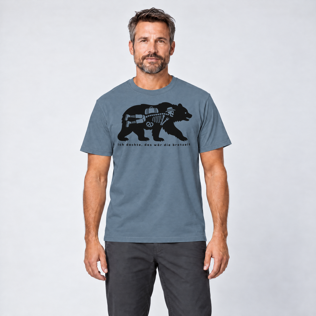 Mann trägt Das wär die Brotzeit – T-Shirt Unisex in Steinblau, Ansicht von vorn