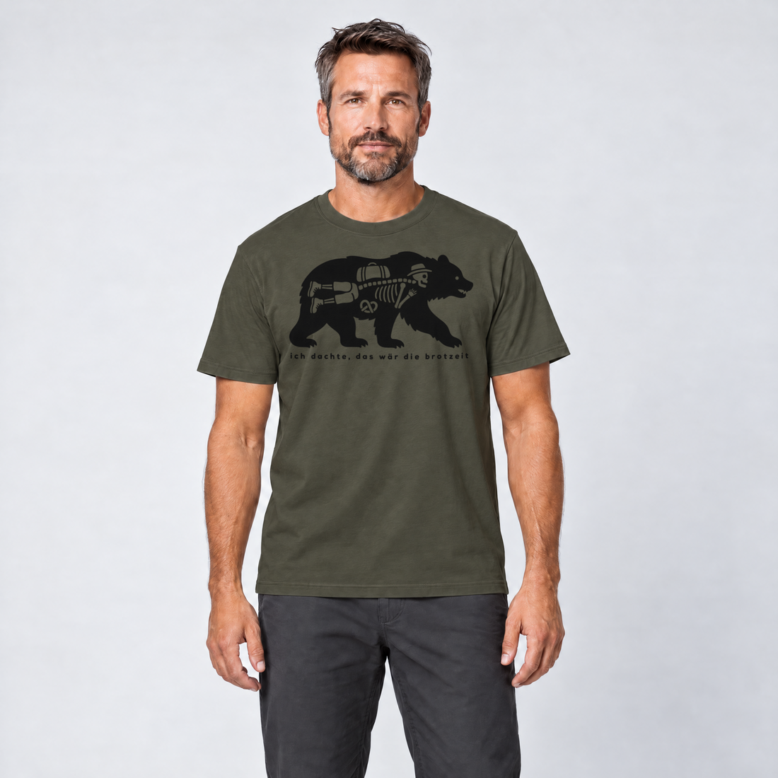 Mann trägt Das wär die Brotzeit – T-Shirt Unisex in Oliv, Ansicht von vorn