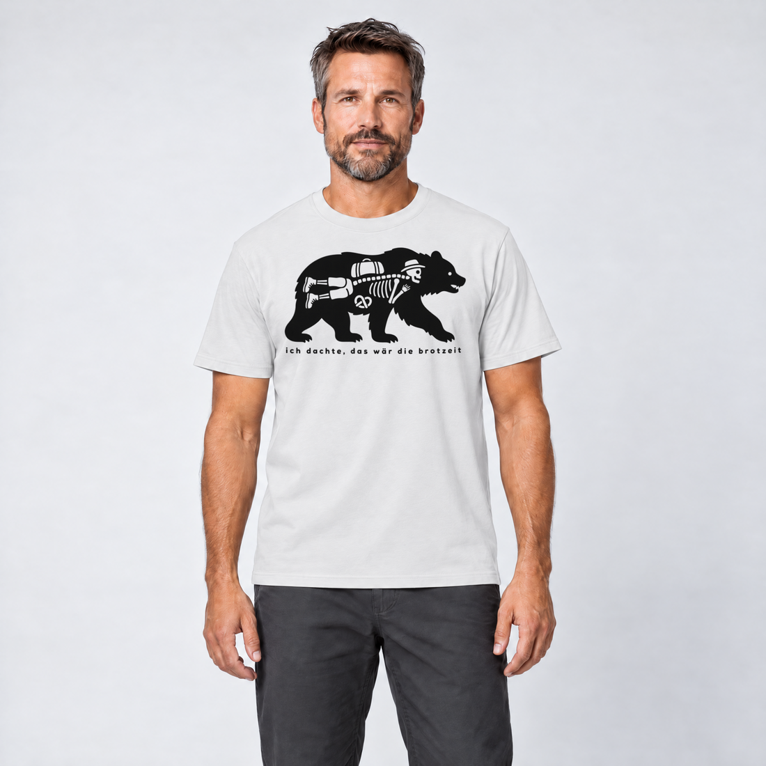 Mann trägt Das wär die Brotzeit – T-Shirt Unisex in Weiß, Ansicht von vorn