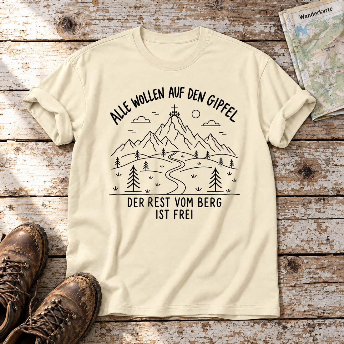 Der Rest vom Berg ist frei – T-Shirt Unisex in Natur, flach liegend auf alten Holzbrettern mit Wanderschuhen und Wanderkarte.