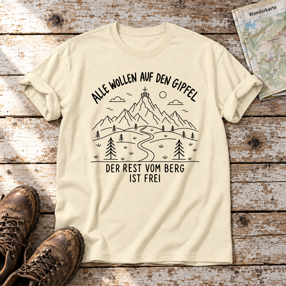 Der Rest vom Berg ist frei – T-Shirt Unisex in Natur, flach liegend auf alten Holzbrettern mit Wanderschuhen und Wanderkarte.
