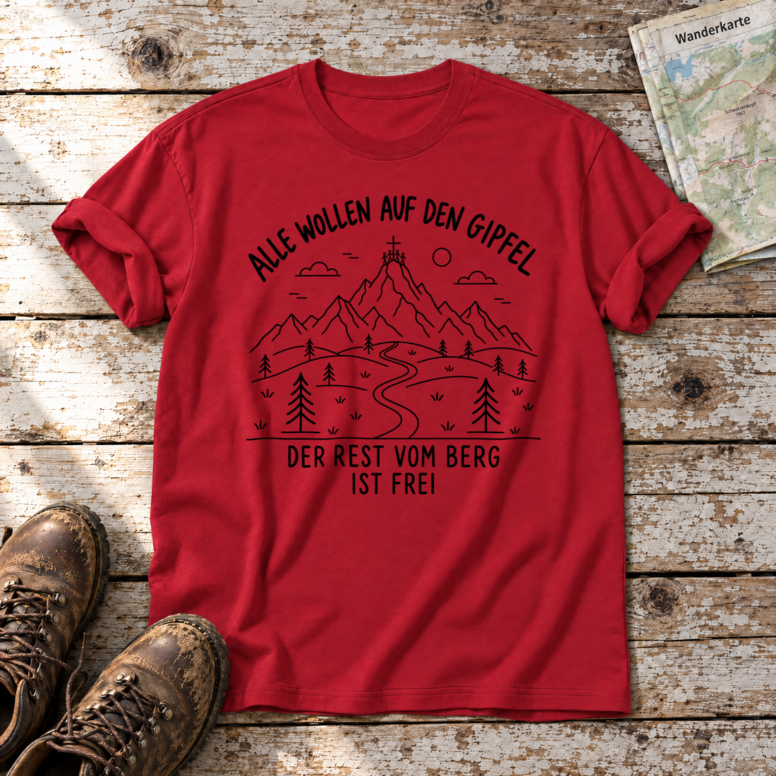 Der Rest vom Berg ist frei – T-Shirt Unisex in Rot, flach liegend auf alten Holzbrettern mit Wanderschuhen und Wanderkarte.