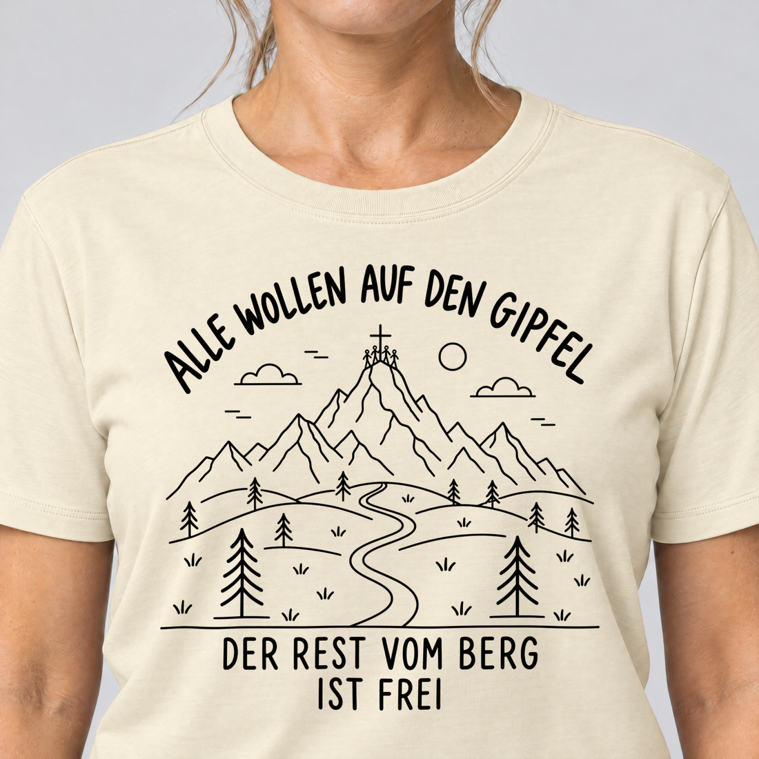 Nahaufnahme des Drucks: Der Rest vom Berg ist frei – T-Shirt Unisex in Natur, von einer Frau getragen