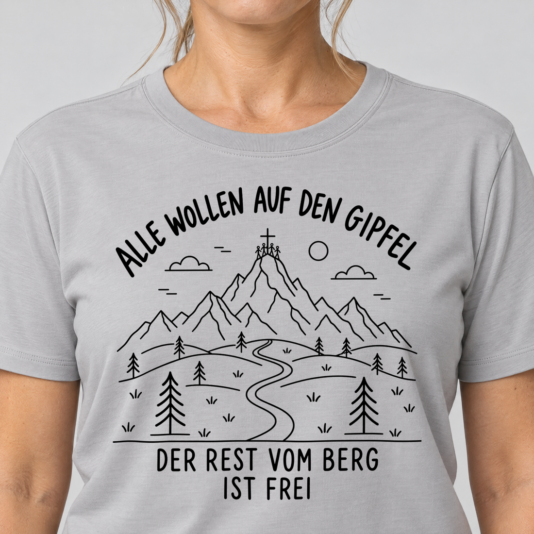 Nahaufnahme des Drucks: Der Rest vom Berg ist frei – T-Shirt Unisex in Hellgrau, von einer Frau getragen
