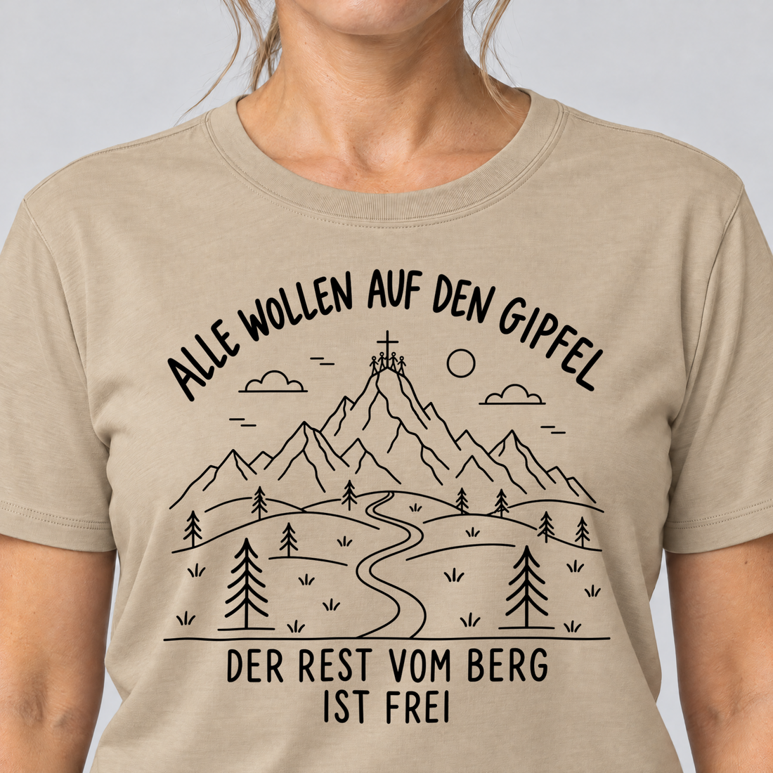 Nahaufnahme des Drucks: Der Rest vom Berg ist frei – T-Shirt Unisex in Sand, von einer Frau getragen
