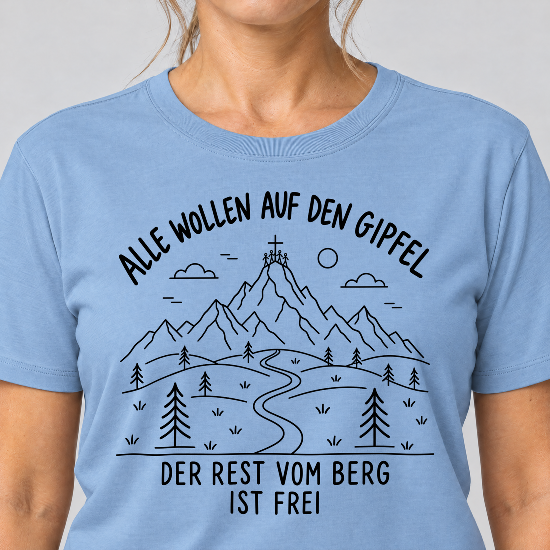 Nahaufnahme des Drucks: Der Rest vom Berg ist frei – T-Shirt Unisex in Himmelblau, von einer Frau getragen