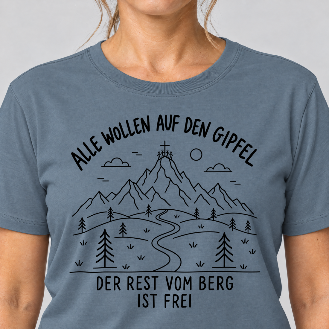 Nahaufnahme des Drucks: Der Rest vom Berg ist frei – T-Shirt Unisex in Steinblau, von einer Frau getragen