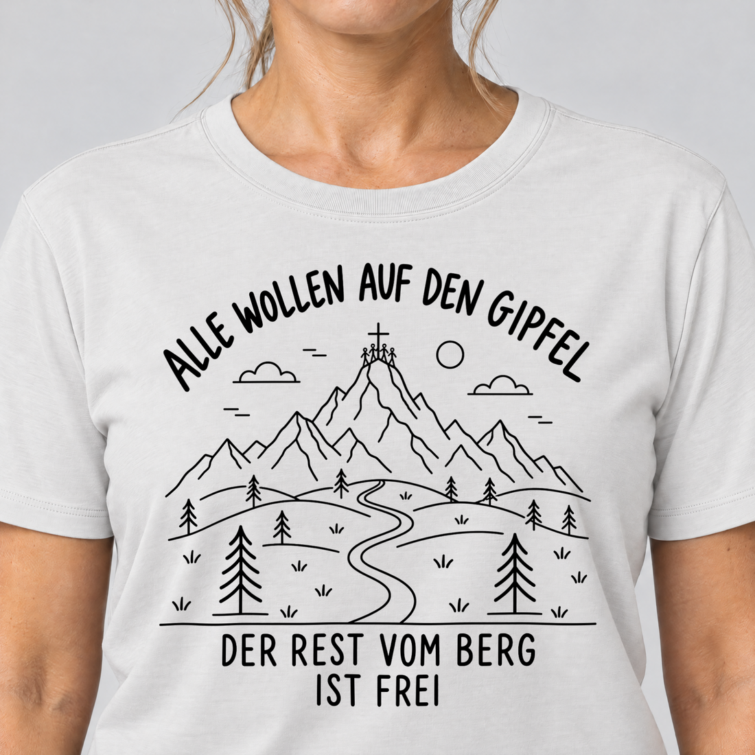Nahaufnahme des Drucks: Der Rest vom Berg ist frei – T-Shirt Unisex in Weiß, von einer Frau getragen