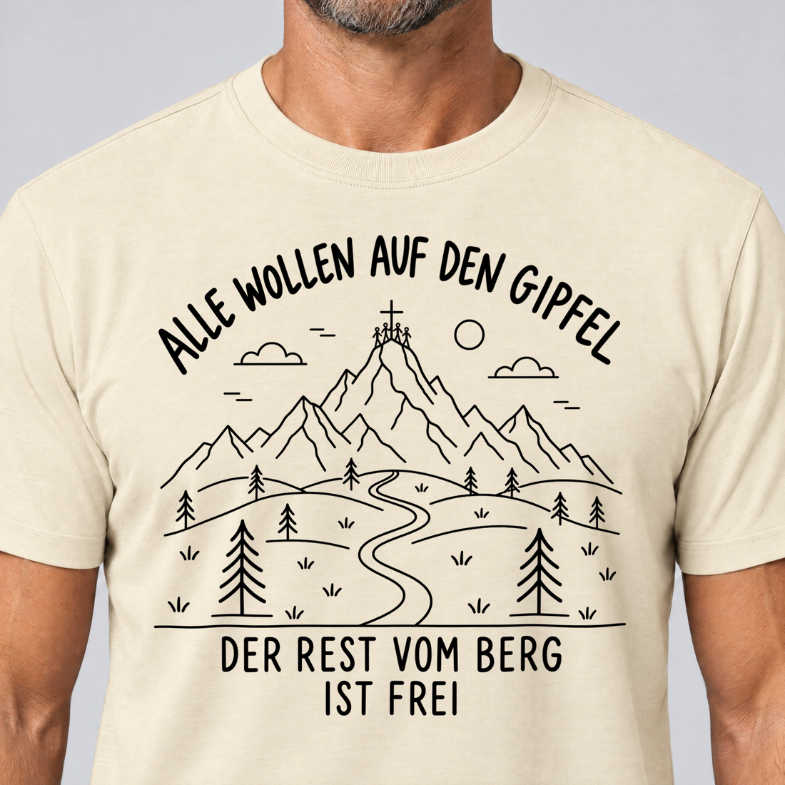 Nahaufnahme des Drucks: Der Rest vom Berg ist frei – T-Shirt Unisex in Natur, von einem Mann getragen