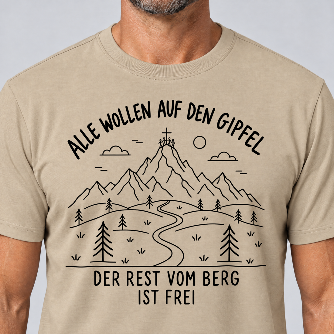 Nahaufnahme des Drucks: Der Rest vom Berg ist frei – T-Shirt Unisex in Sand, von einem Mann getragen
