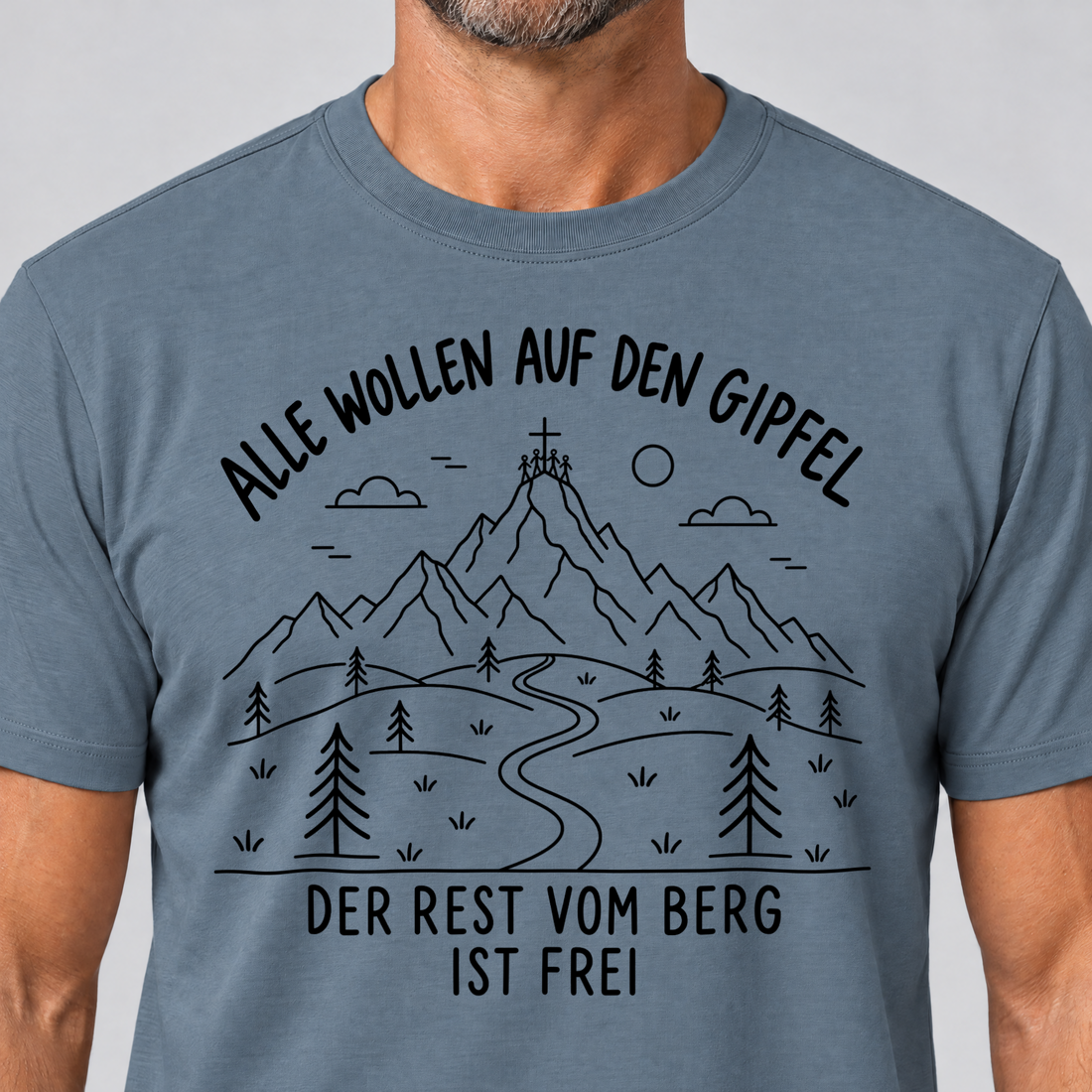 Nahaufnahme des Drucks: Der Rest vom Berg ist frei – T-Shirt Unisex in Steinblau, von einem Mann getragen