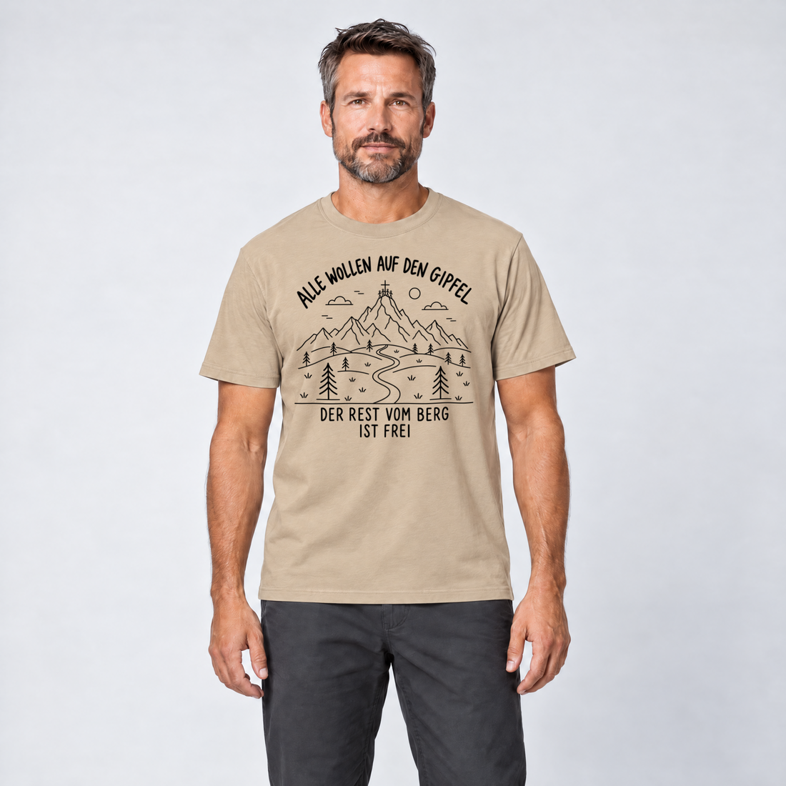 Mann trägt Der Rest vom Berg ist frei – T-Shirt Unisex in Sand, Ansicht von vorn