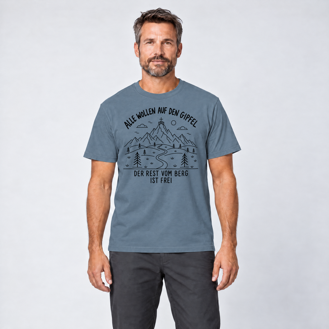 Mann trägt Der Rest vom Berg ist frei – T-Shirt Unisex in Steinblau, Ansicht von vorn