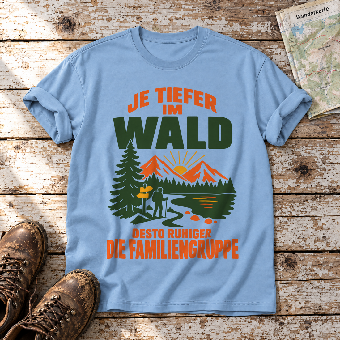 Desto ruhiger die Familiengruppe – T-Shirt Unisex in Himmelblau, flach liegend auf alten Holzbrettern mit Wanderschuhen und Wanderkarte.