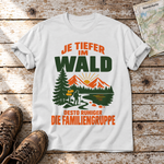 Desto ruhiger die Familiengruppe – T-Shirt Unisex in Weiß, flach liegend auf alten Holzbrettern mit Wanderschuhen und Wanderkarte.