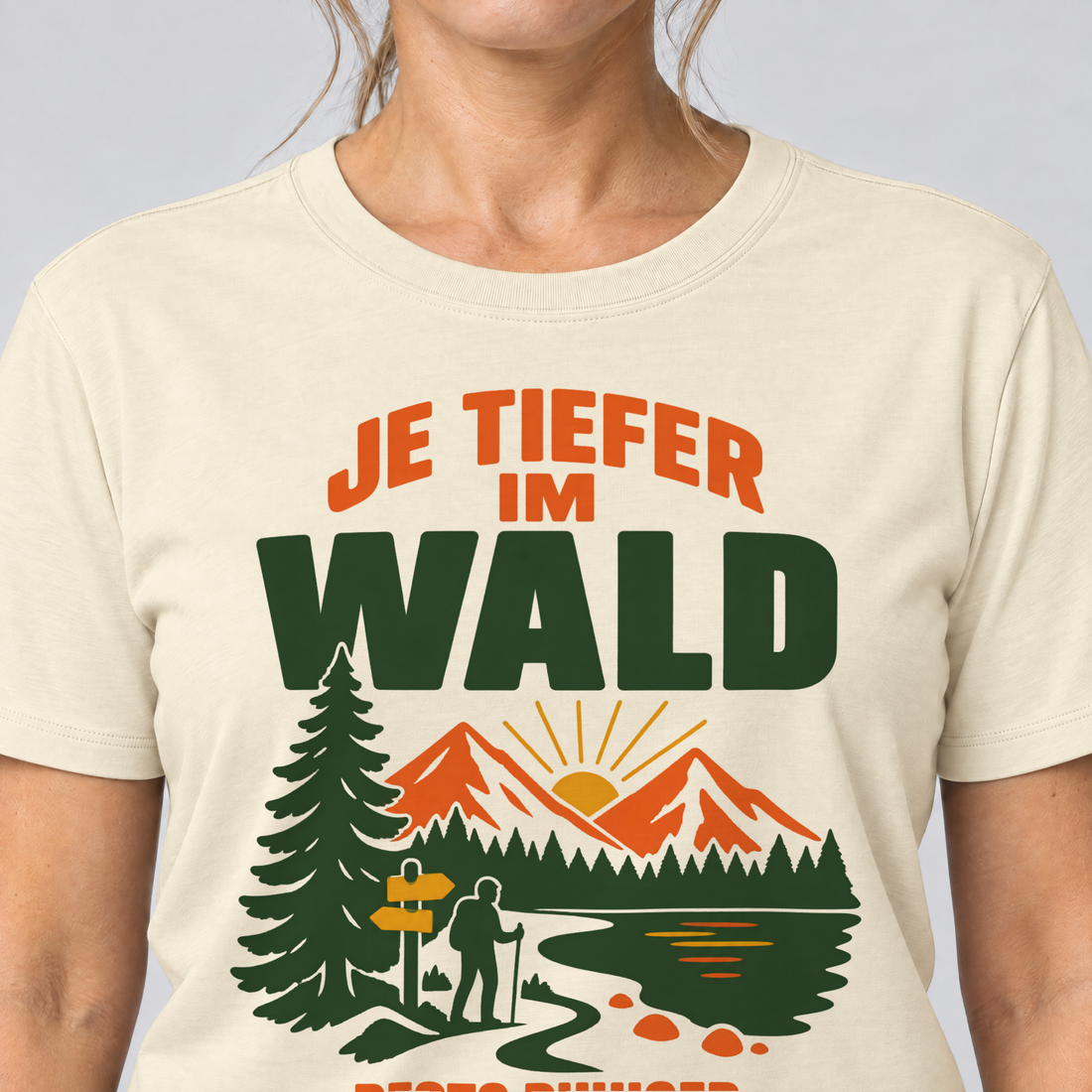 Nahaufnahme des Drucks: Desto ruhiger die Familiengruppe – T-Shirt Unisex in Natur, von einer Frau getragen