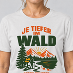 Nahaufnahme des Drucks: Desto ruhiger die Familiengruppe – T-Shirt Unisex in Weiß, von einer Frau getragen