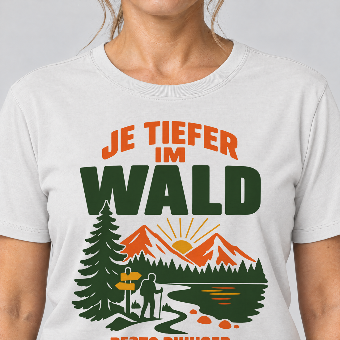 Nahaufnahme des Drucks: Desto ruhiger die Familiengruppe – T-Shirt Unisex in Weiß, von einer Frau getragen