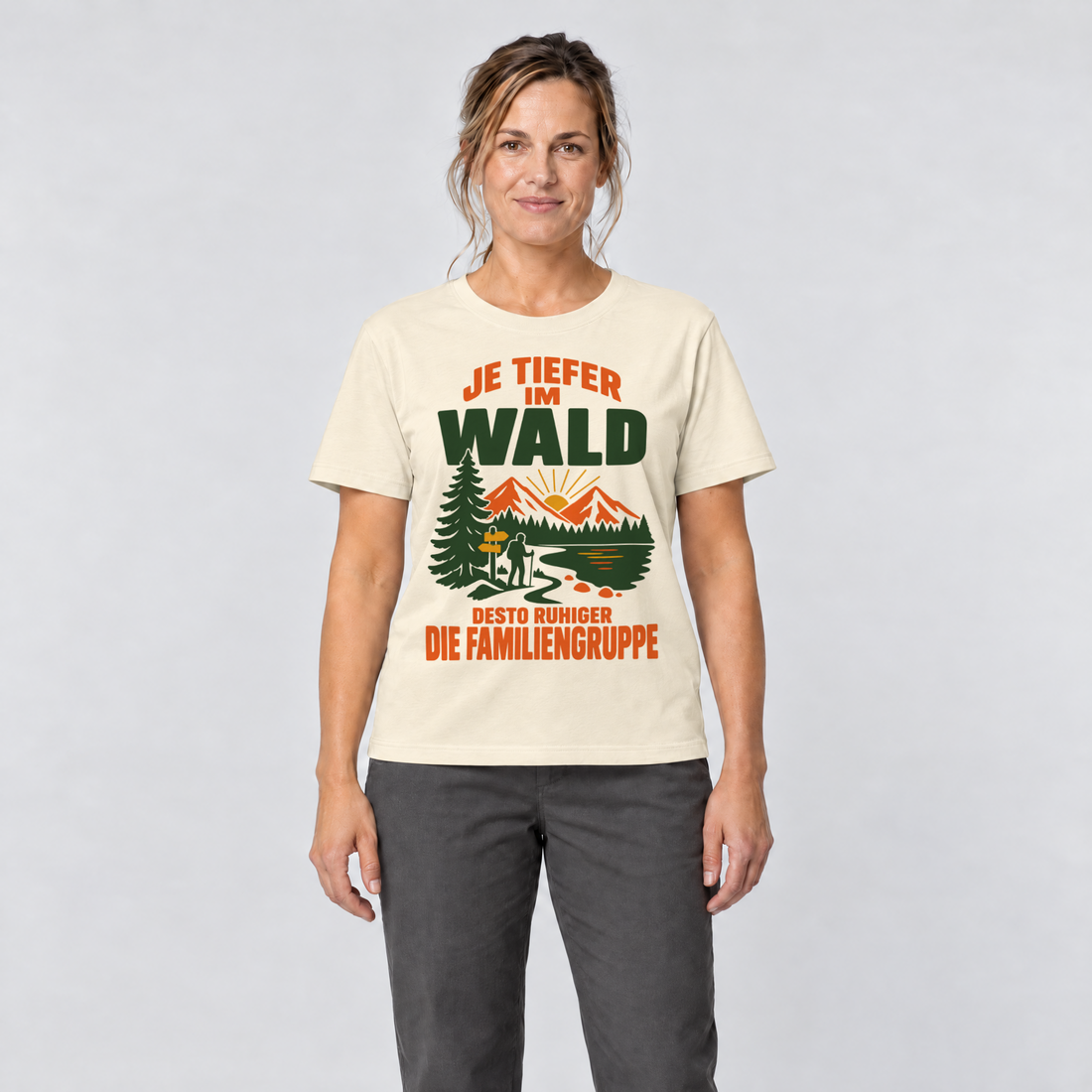 Frau trägt Desto ruhiger die Familiengruppe – T-Shirt Unisex in Natur, Ansicht von vorn