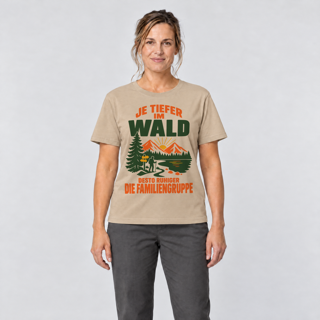 Frau trägt Desto ruhiger die Familiengruppe – T-Shirt Unisex in Sand, Ansicht von vorn
