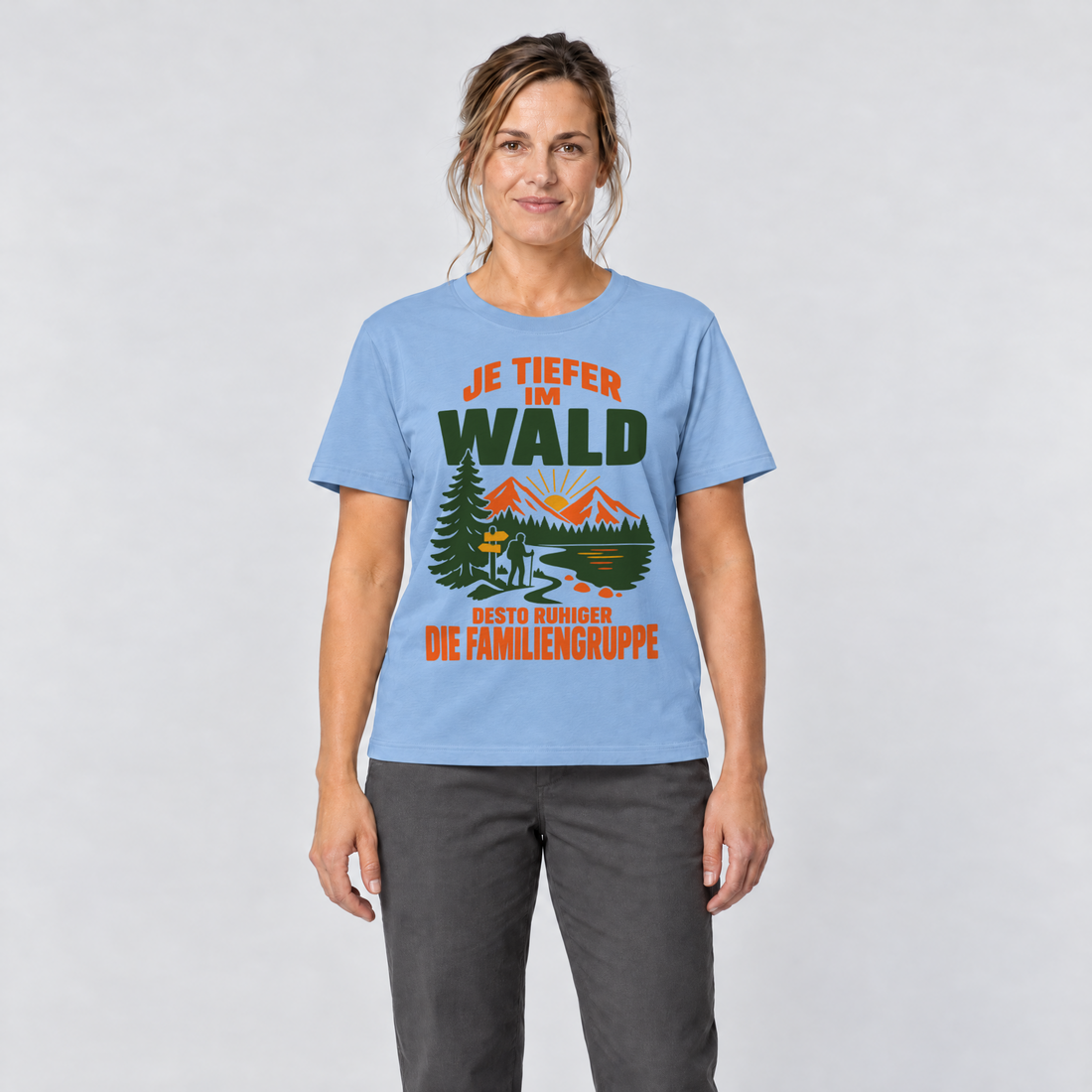 Frau trägt Desto ruhiger die Familiengruppe – T-Shirt Unisex in Himmelblau, Ansicht von vorn