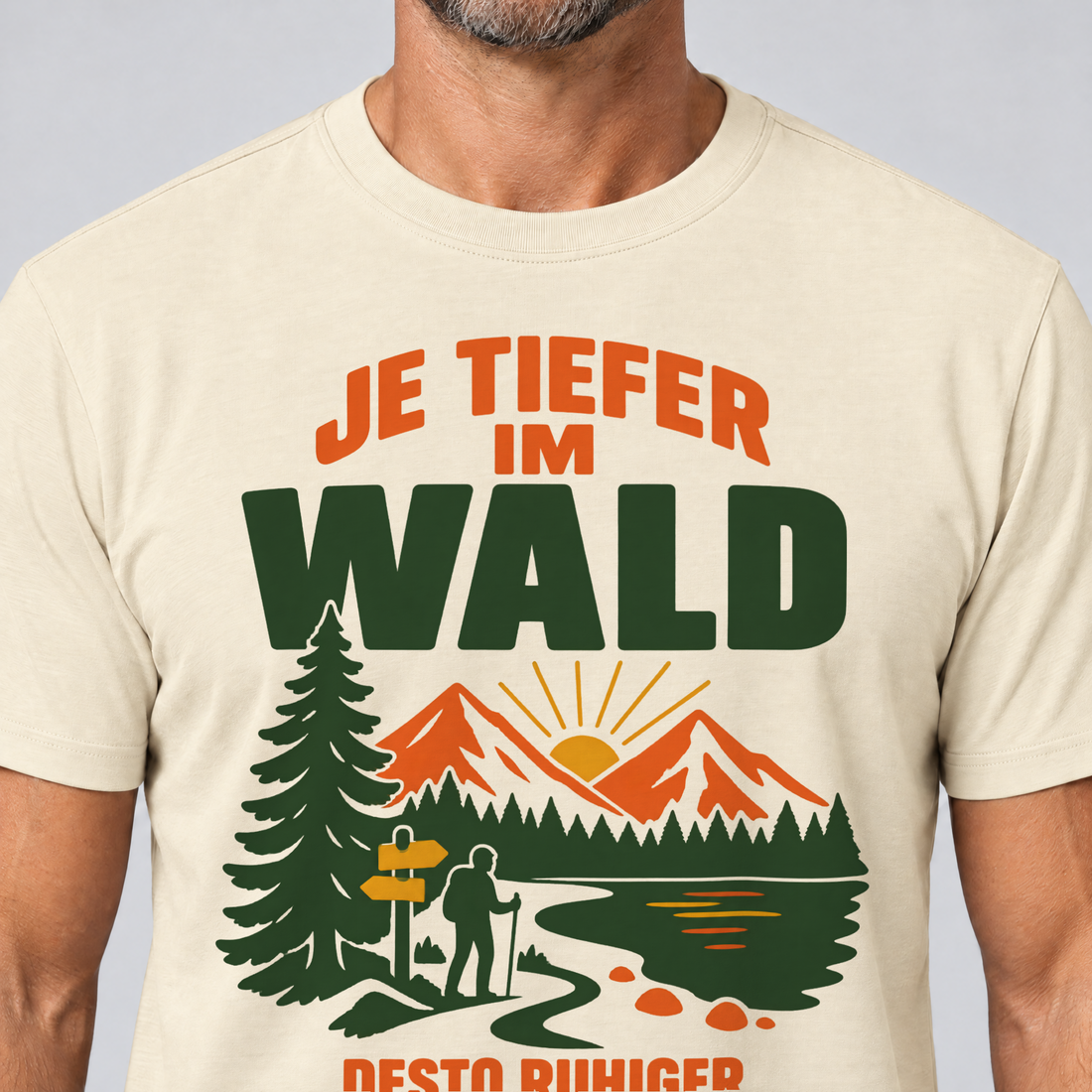 Nahaufnahme des Drucks: Desto ruhiger die Familiengruppe – T-Shirt Unisex in Natur, von einem Mann getragen