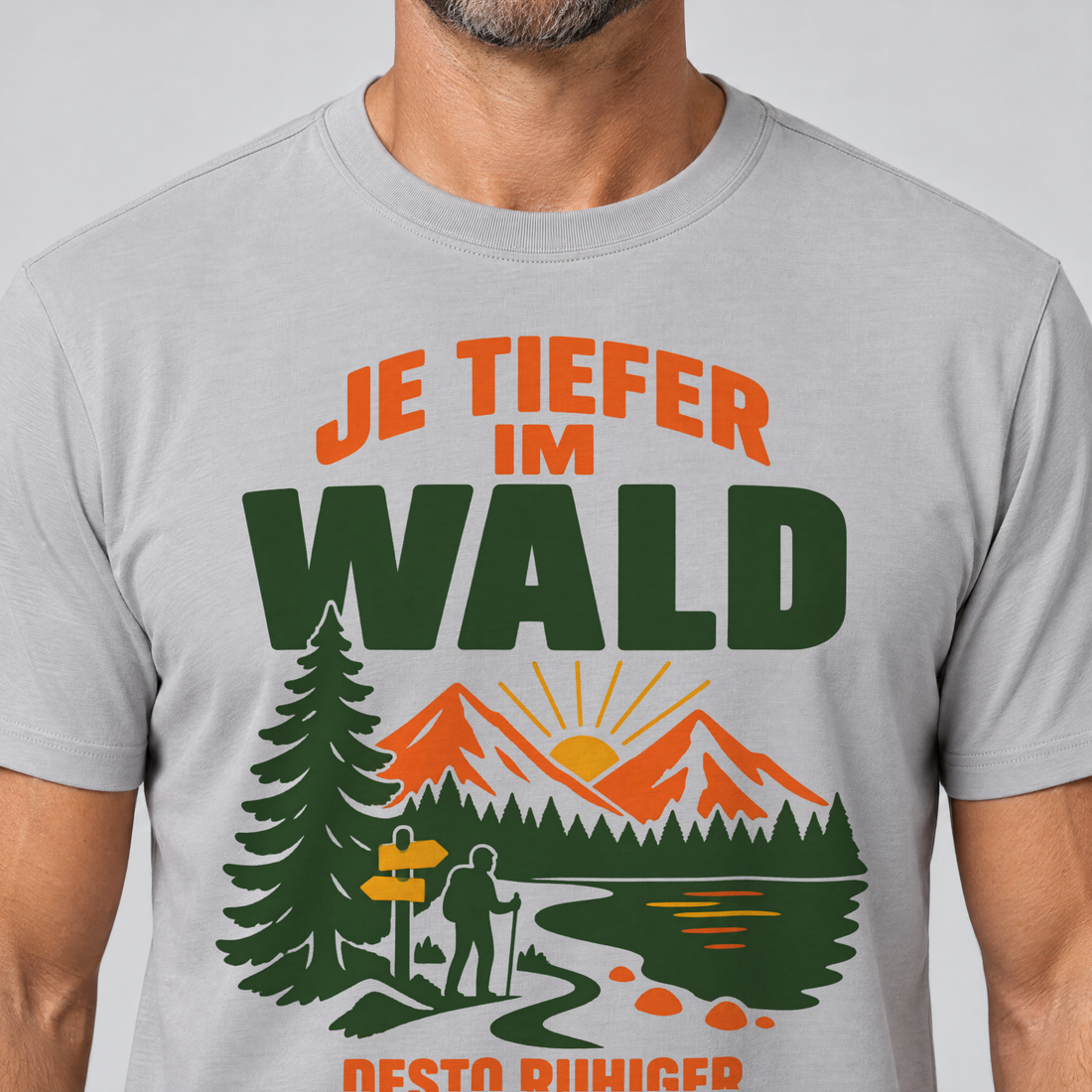 Nahaufnahme des Drucks: Desto ruhiger die Familiengruppe – T-Shirt Unisex in Hellgrau, von einem Mann getragen
