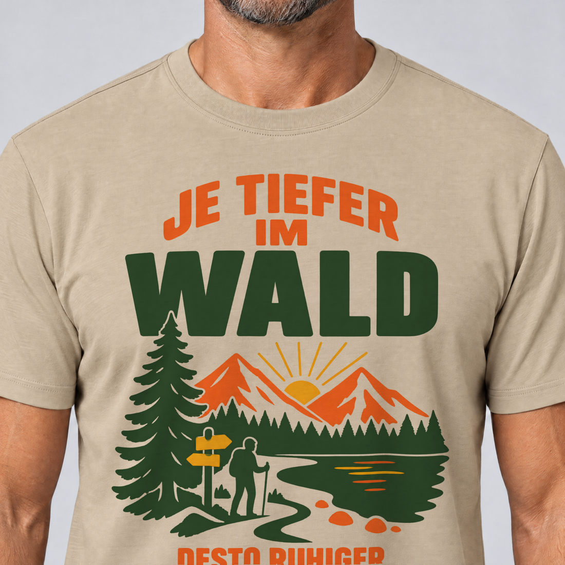 Nahaufnahme des Drucks: Desto ruhiger die Familiengruppe – T-Shirt Unisex in Sand, von einem Mann getragen