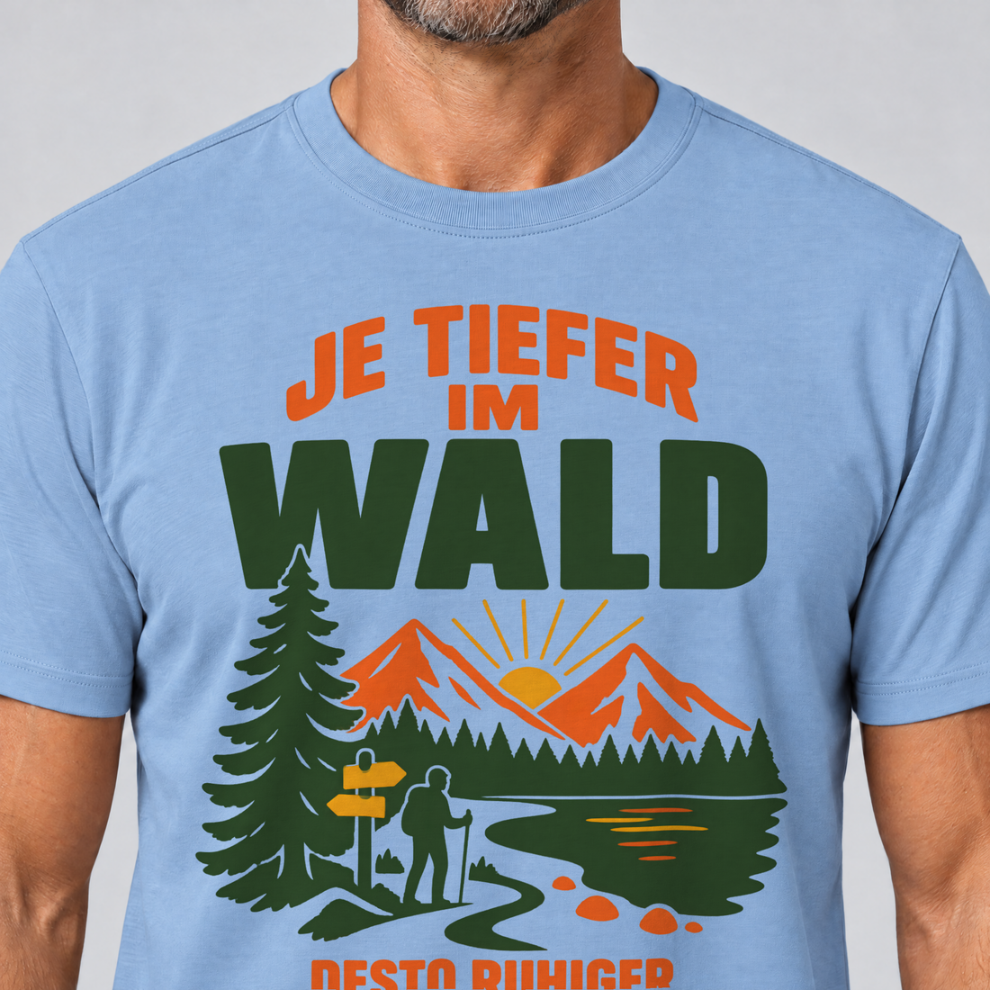 Nahaufnahme des Drucks: Desto ruhiger die Familiengruppe – T-Shirt Unisex in Himmelblau, von einem Mann getragen