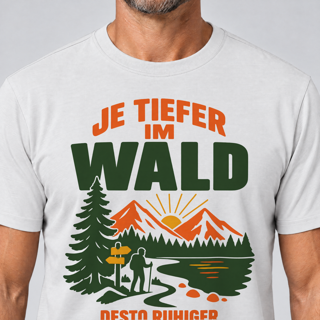 Nahaufnahme des Drucks: Desto ruhiger die Familiengruppe – T-Shirt Unisex in Weiß, von einem Mann getragen