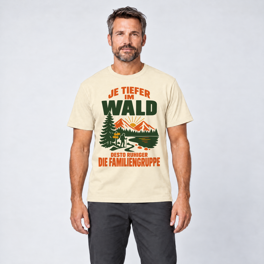 Mann trägt Desto ruhiger die Familiengruppe – T-Shirt Unisex in Natur, Ansicht von vorn