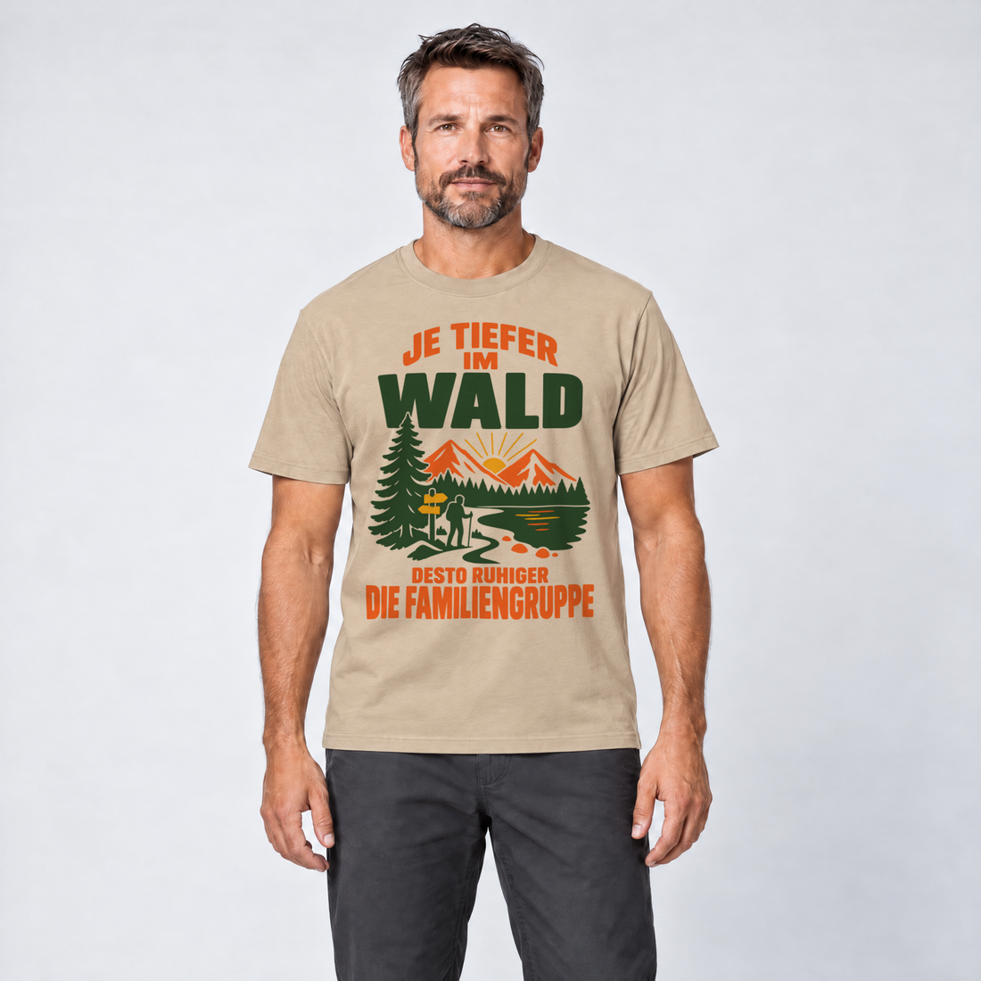 Mann trägt Desto ruhiger die Familiengruppe – T-Shirt Unisex in Sand, Ansicht von vorn