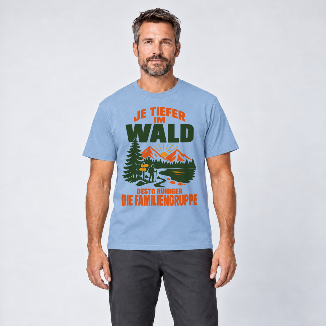 Mann trägt Desto ruhiger die Familiengruppe – T-Shirt Unisex in Himmelblau, Ansicht von vorn