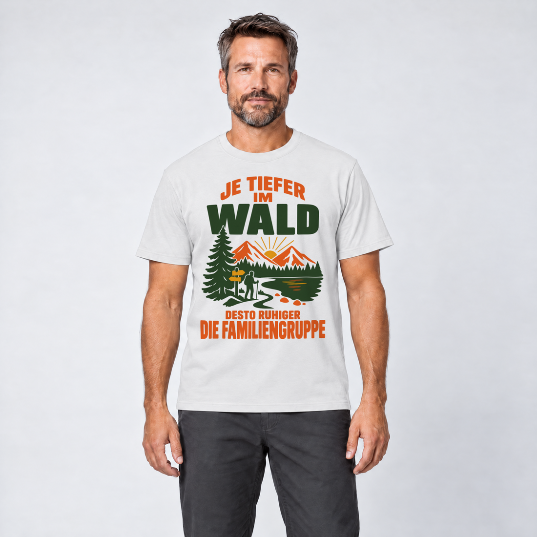 Mann trägt Desto ruhiger die Familiengruppe – T-Shirt Unisex in Weiß, Ansicht von vorn