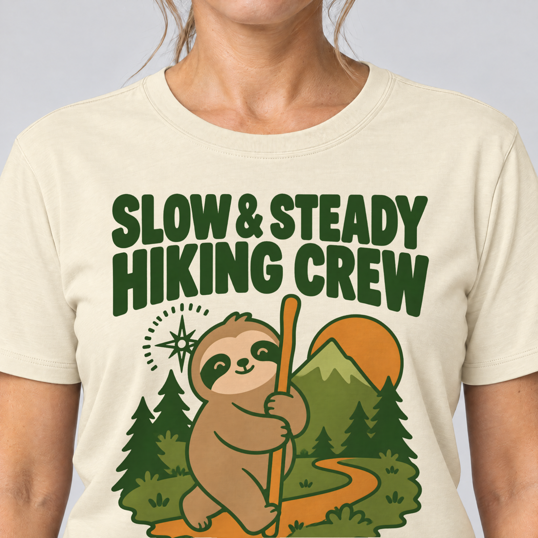 Nahaufnahme des Drucks: Slow & Steady Hiking Crew – T-Shirt Unisex in Natur, von einer Frau getragen