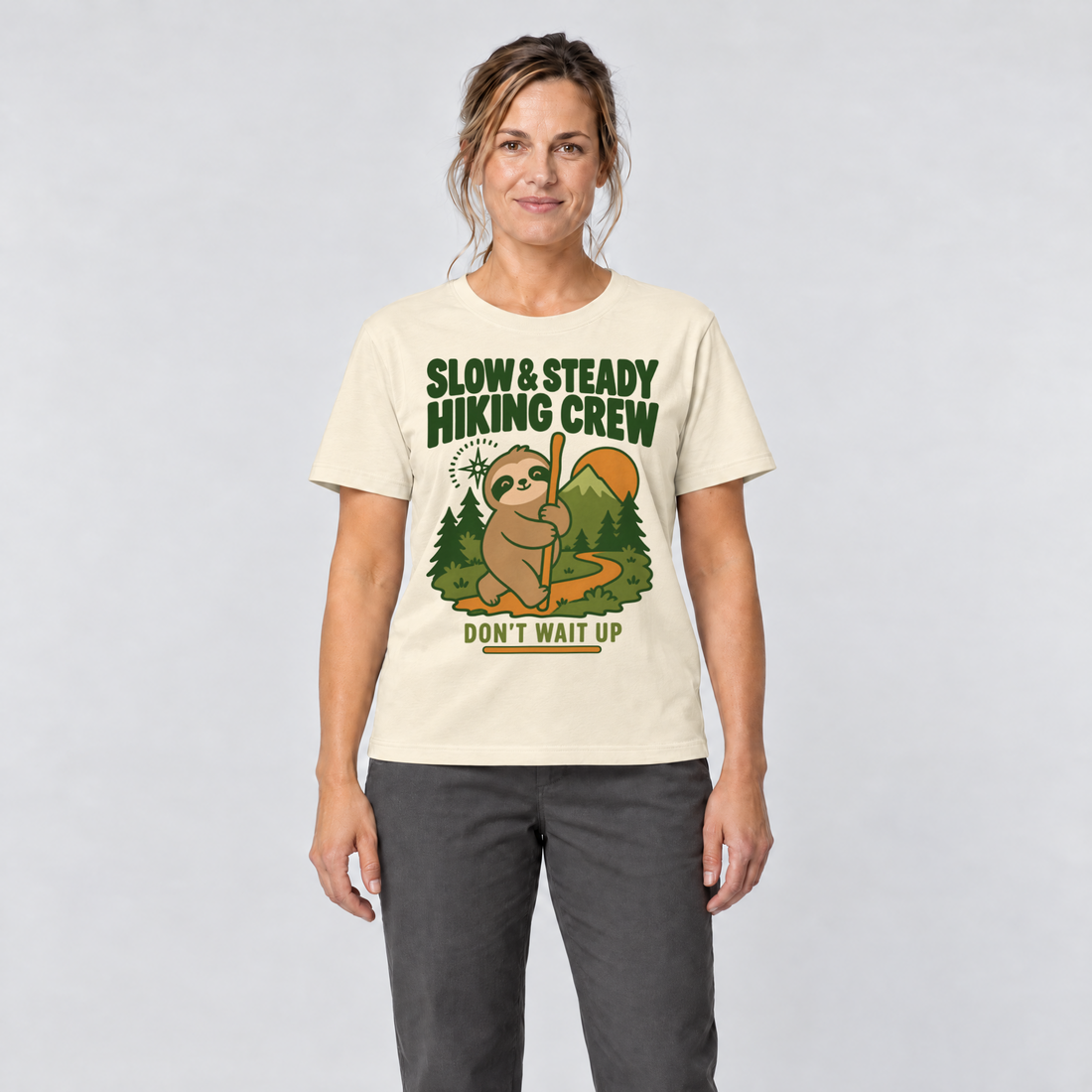 Frau trägt Slow & Steady Hiking Crew – T-Shirt Unisex in Natur, Ansicht von vorn