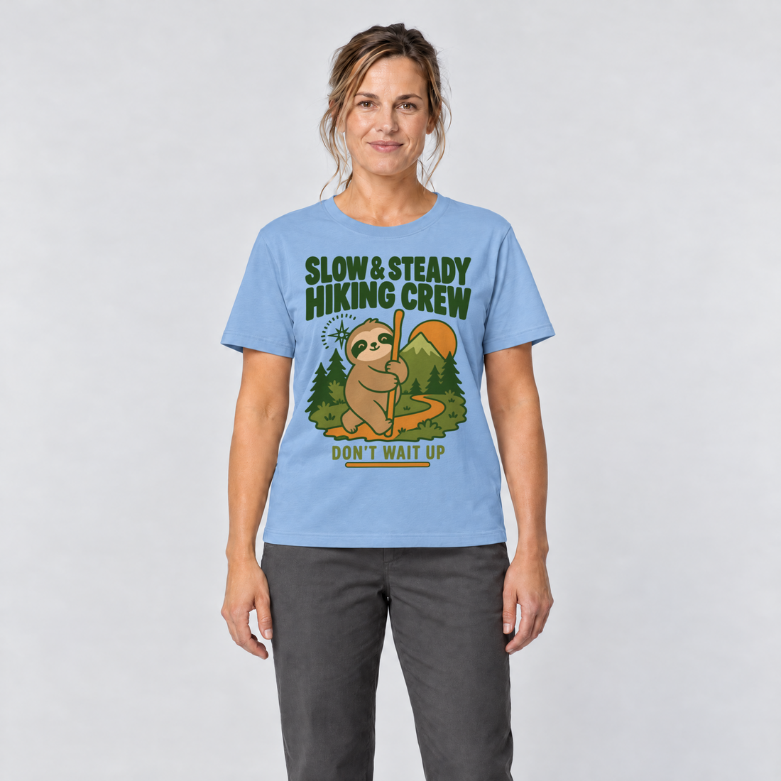 Frau trägt Slow & Steady Hiking Crew – T-Shirt Unisex in Himmelblau, Ansicht von vorn